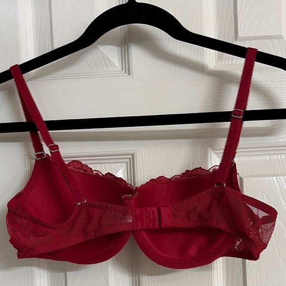 Victoria’s Secret bra size 36B, good condition pre-owned. - Picture 2 of 3